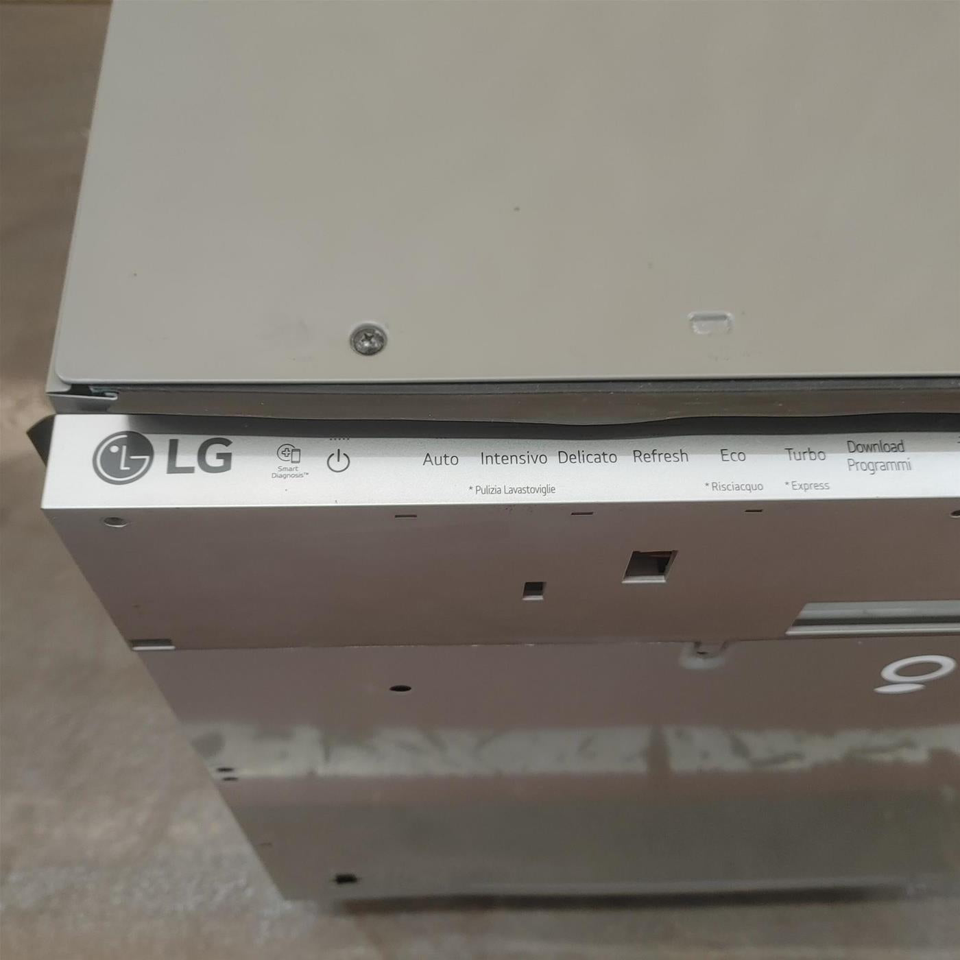 LG QuadWash DB325TXS Lavastoviglie a scomparsa totale Classe E 14 coperti Vapore Wi-Fi